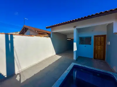 Casa - Térrea com piscina com 3 quartos (sendo 1 suite(s)) a 1300,00 metros praia.