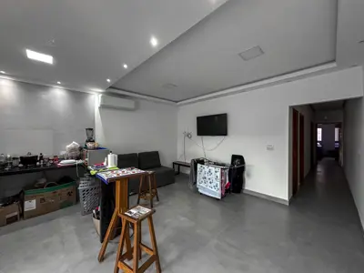 Casa - Térrea com piscina com 3 quartos (sendo 1 suite(s)) a 1500,00 metros praia.