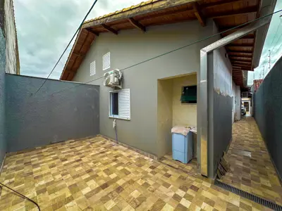 Casa - Térrea com piscina com 3 quartos (sendo 1 suite(s)) a 1500,00 metros praia.