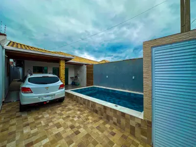 Casa - Térrea com piscina com 3 quartos (sendo 1 suite(s)) a 1500,00 metros praia.