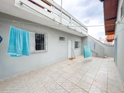 Casa - Térrea com Edícula com 3 quartos (sendo 1 suite(s)) a 200,00 metros praia.