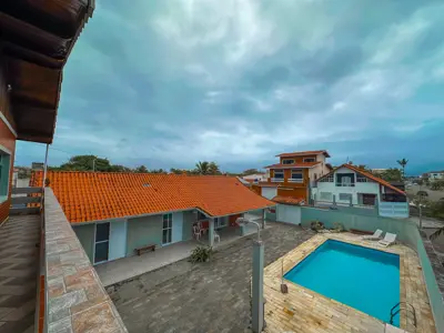 Casa - Térrea com Edícula com 3 quartos (sendo 1 suite(s)) a 200,00 metros praia.