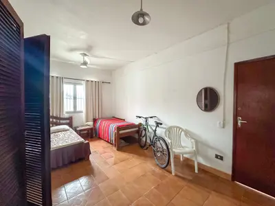 Casa - Térrea com Edícula com 3 quartos (sendo 1 suite(s)) a 200,00 metros praia.