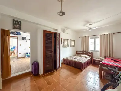 Casa - Térrea com Edícula com 3 quartos (sendo 1 suite(s)) a 200,00 metros praia.