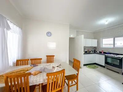 Casa - Térrea com Edícula com 3 quartos (sendo 1 suite(s)) a 200,00 metros praia.