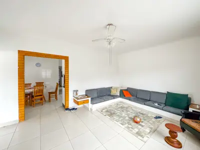 Casa - Térrea com Edícula com 3 quartos (sendo 1 suite(s)) a 200,00 metros praia.