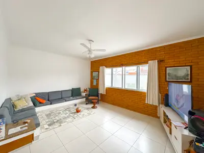 Casa - Térrea com Edícula com 3 quartos (sendo 1 suite(s)) a 200,00 metros praia.