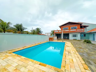 Casa - Térrea com Edícula com 3 quartos (sendo 1 suite(s)) a 200,00 metros praia.