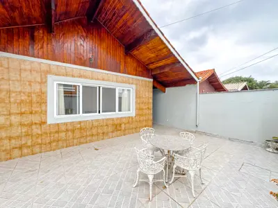 Casa - Térrea com Edícula com 3 quartos (sendo 1 suite(s)) a 200,00 metros praia.