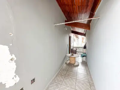 Casa - Térrea com Edícula com 3 quartos (sendo 1 suite(s)) a 200,00 metros praia.