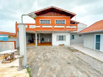 Casa - Térrea com Edícula com 3 quartos (sendo 1 suite(s)) a 200,00 metros praia.