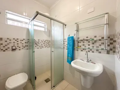 Casa - Térrea com Edícula com 3 quartos (sendo 1 suite(s)) a 200,00 metros praia.