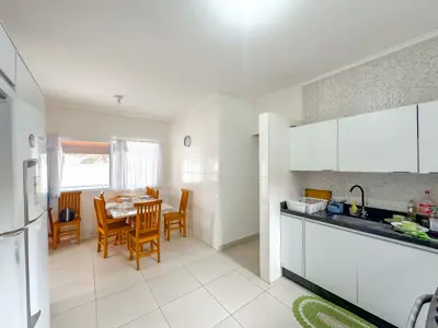 Casa - Térrea com Edícula com 3 quartos (sendo 1 suite(s)) a 200,00 metros praia.