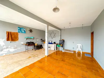 Casa - Térrea com Edícula com 3 quartos (sendo 1 suite(s)) a 200,00 metros praia.