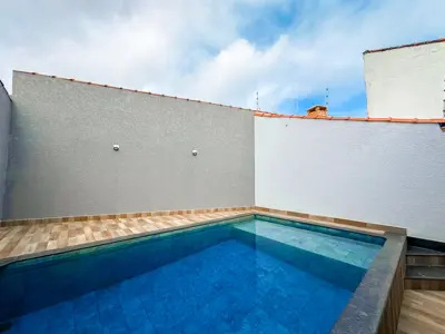 Casa - Térrea com piscina com 2 quartos (sendo 1 suite(s)) a 3000,00 metros praia.