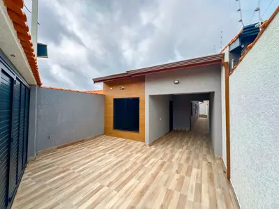 Casa - Térrea com piscina com 2 quartos (sendo 1 suite(s)) a 3000,00 metros praia.