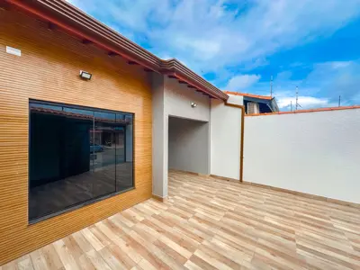 Casa - Térrea com piscina com 2 quartos (sendo 1 suite(s)) a 3000,00 metros praia.