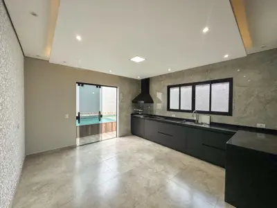 Casa - Térrea com piscina com 2 quartos (sendo 1 suite(s)) a 3000,00 metros praia.