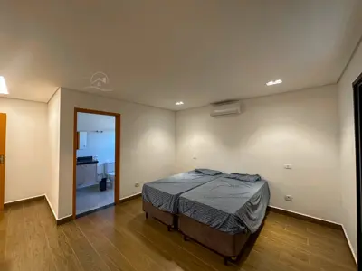 Casa - Sobrado Novo com 4 quartos (sendo 4 suite(s)) a 1500,00 metros praia.