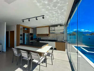 Casa - Sobrado Novo com 4 quartos (sendo 4 suite(s)) a 1500,00 metros praia.