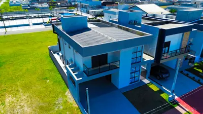 Casa - Sobrado Novo com 4 quartos (sendo 4 suite(s)) a 1500,00 metros praia.