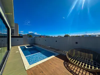 Casa - Sobrado Novo com 4 quartos (sendo 4 suite(s)) a 1500,00 metros praia.