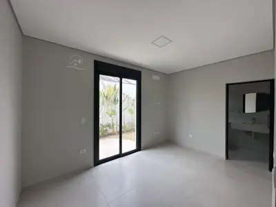 Casa - Sobrado com 4 quartos (sendo 3 suite(s)) a 20,00 metros praia.