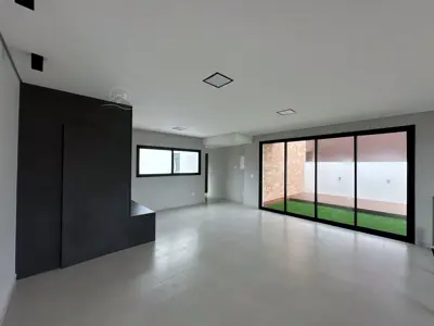 Casa - Sobrado com 4 quartos (sendo 3 suite(s)) a 20,00 metros praia.
