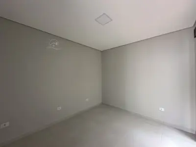 Casa - Sobrado com 4 quartos (sendo 3 suite(s)) a 20,00 metros praia.