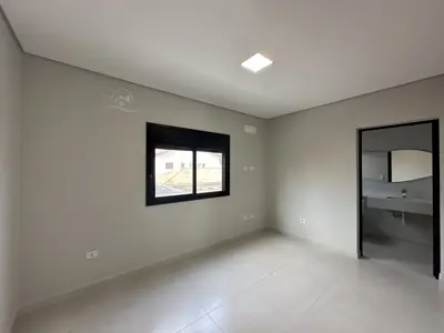 Casa - Sobrado com 4 quartos (sendo 3 suite(s)) a 20,00 metros praia.