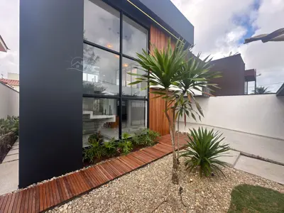 Casa - Sobrado com 4 quartos (sendo 3 suite(s)) a 20,00 metros praia.