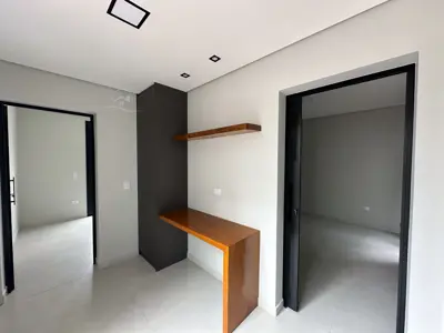 Casa - Sobrado com 4 quartos (sendo 3 suite(s)) a 20,00 metros praia.