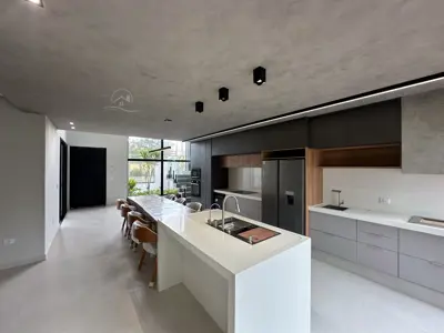 Casa - Sobrado com 4 quartos (sendo 3 suite(s)) a 20,00 metros praia.
