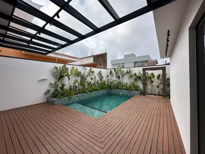 Casa - Sobrado com 4 quartos (sendo 3 suite(s)) a 20,00 metros praia.
