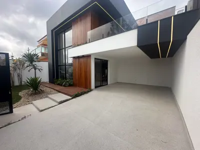 Casa - Sobrado com 4 quartos (sendo 3 suite(s)) a 20,00 metros praia.