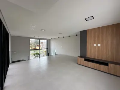 Casa - Sobrado com 4 quartos (sendo 3 suite(s)) a 20,00 metros praia.