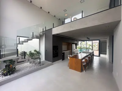 Casa - Sobrado com 4 quartos (sendo 3 suite(s)) a 20,00 metros praia.