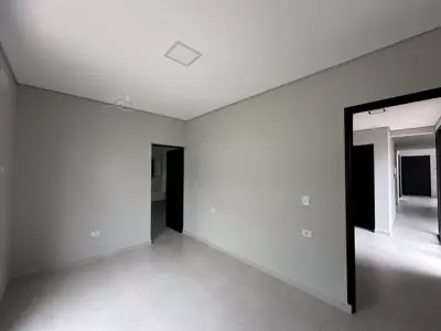 Casa - Sobrado com 4 quartos (sendo 3 suite(s)) a 20,00 metros praia.