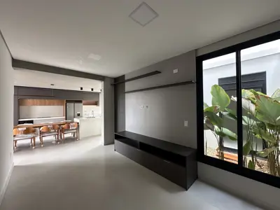 Casa - Sobrado com 4 quartos (sendo 3 suite(s)) a 20,00 metros praia.