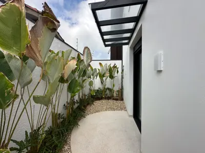 Casa - Sobrado com 4 quartos (sendo 3 suite(s)) a 20,00 metros praia.