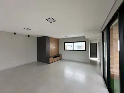 Casa - Sobrado com 4 quartos (sendo 3 suite(s)) a 20,00 metros praia.