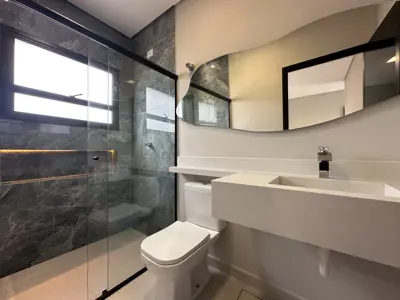 Casa - Sobrado com 4 quartos (sendo 3 suite(s)) a 20,00 metros praia.