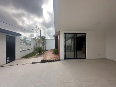 Casa - Sobrado com 4 quartos (sendo 3 suite(s)) a 20,00 metros praia.