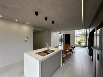 Casa - Sobrado com 4 quartos (sendo 3 suite(s)) a 20,00 metros praia.