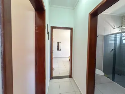 Casa - Térrea com 2 quartos (sendo 1 suite(s)) a 800,00 metros praia.