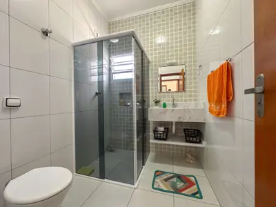Casa - Térrea com 2 quartos (sendo 1 suite(s)) a 800,00 metros praia.