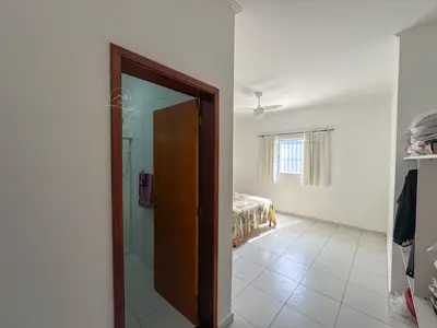 Casa - Térrea com 2 quartos (sendo 1 suite(s)) a 800,00 metros praia.