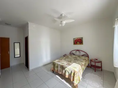 Casa - Térrea com 2 quartos (sendo 1 suite(s)) a 800,00 metros praia.