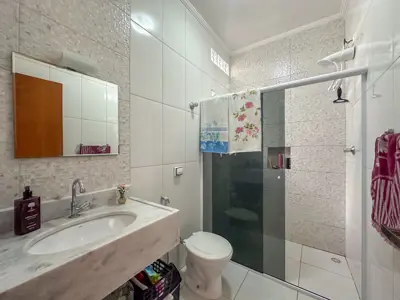 Casa - Térrea com 2 quartos (sendo 1 suite(s)) a 800,00 metros praia.