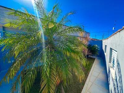 Casa - Térrea com 2 quartos (sendo 1 suite(s)) a 800,00 metros praia.